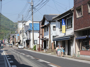 伝統的建造物の残る町並み、トンバイ塀の裏通り