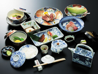江戸期・明治期の名品に盛る本格　日本料理