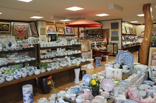 ゆっくり見て回れる店内は明るくて、いろんなものが揃いそう。