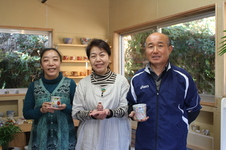 親子で笑顔でお出迎え。
