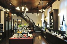 歴史を感じる落ち着いた店内