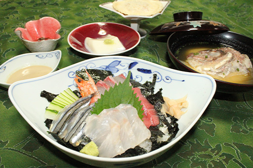 野菜ソムリエの海鮮丼と金柑豚汁セット