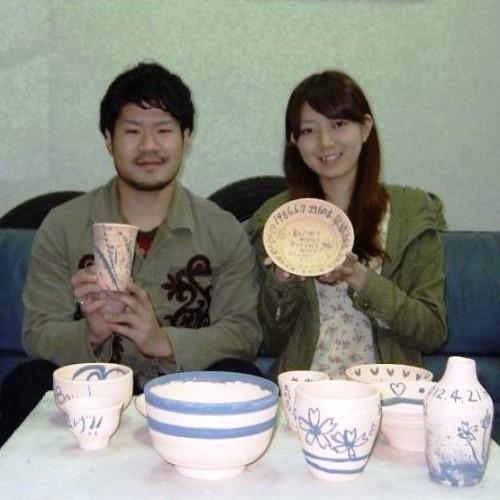 ご結婚される新郎新婦さんが、ご両親へ感謝の気持ちを込めて記念品を作られました。<br>オリジナルの記念品の完成！<br />この後、焼成します。