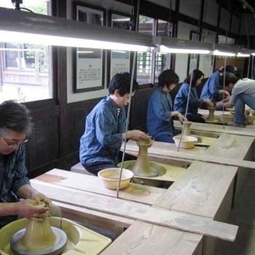 ろくろ体験は未経験の方でもスタッフがお手伝いしますので気軽にチャレンジできます。