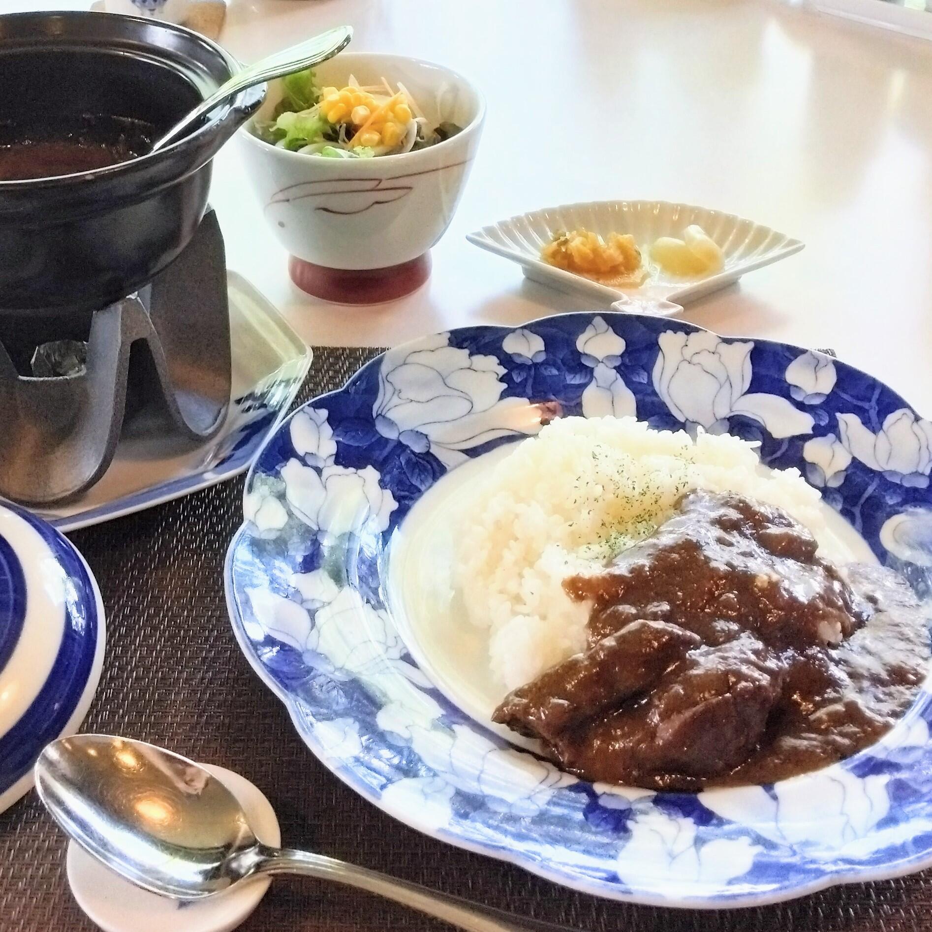 ホロホロになるまで煮込んだ地産 佐賀牛<br>■土鍋de佐賀牛カレー(サラダ付) 1,700円(税込)<br><br>やきものと並ぶ有田の名産、有田の地鶏 <br>■土鍋deありたどりカレー(サラダ付) 1,500円(税込)