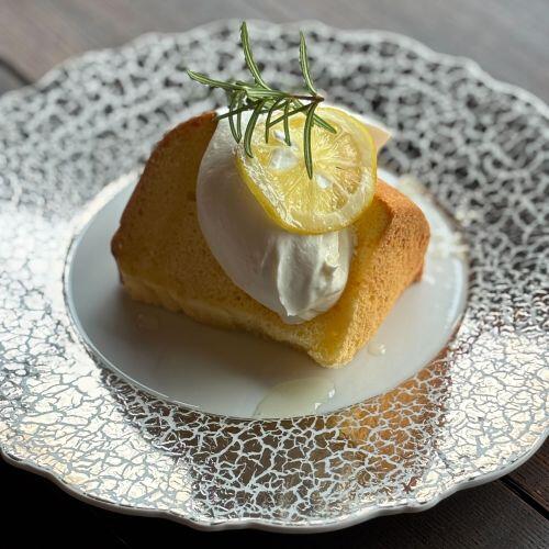 自家製フルーツソースたっぷりのスペシャルシフォンケーキ。