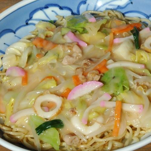 皿うどん<br>当店一番人気・とんこつスープの太麺野菜あんかけです。<br>