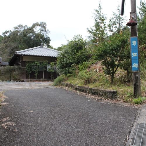 山道を登っていくと『青望庵』の看板が出てきます。