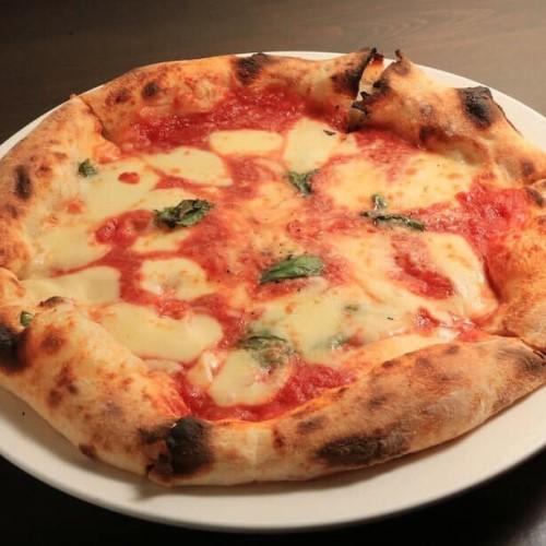 ピッツァは天然酵母でじっくり発酵させ、イタリア製の薪窯で焼き上げます。<br> 老舗ピッツェリアで修行した ピッツァ職人による｢くまえもん｣でしか味わえない 最高のピッツァをご提供しています。<br>