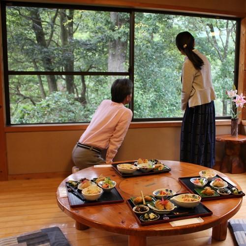 大きな窓から見える自然豊かな光景が、料理の美味しさを引き立たせてくれます。