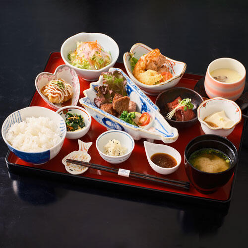 肥前陶楽膳<br/>最高級伊万里産佐賀牛のステーキをメインとしたギャラリー有田自慢のオリジナル膳。<br/>食後にはプレートデザート＆ドリンク付き。