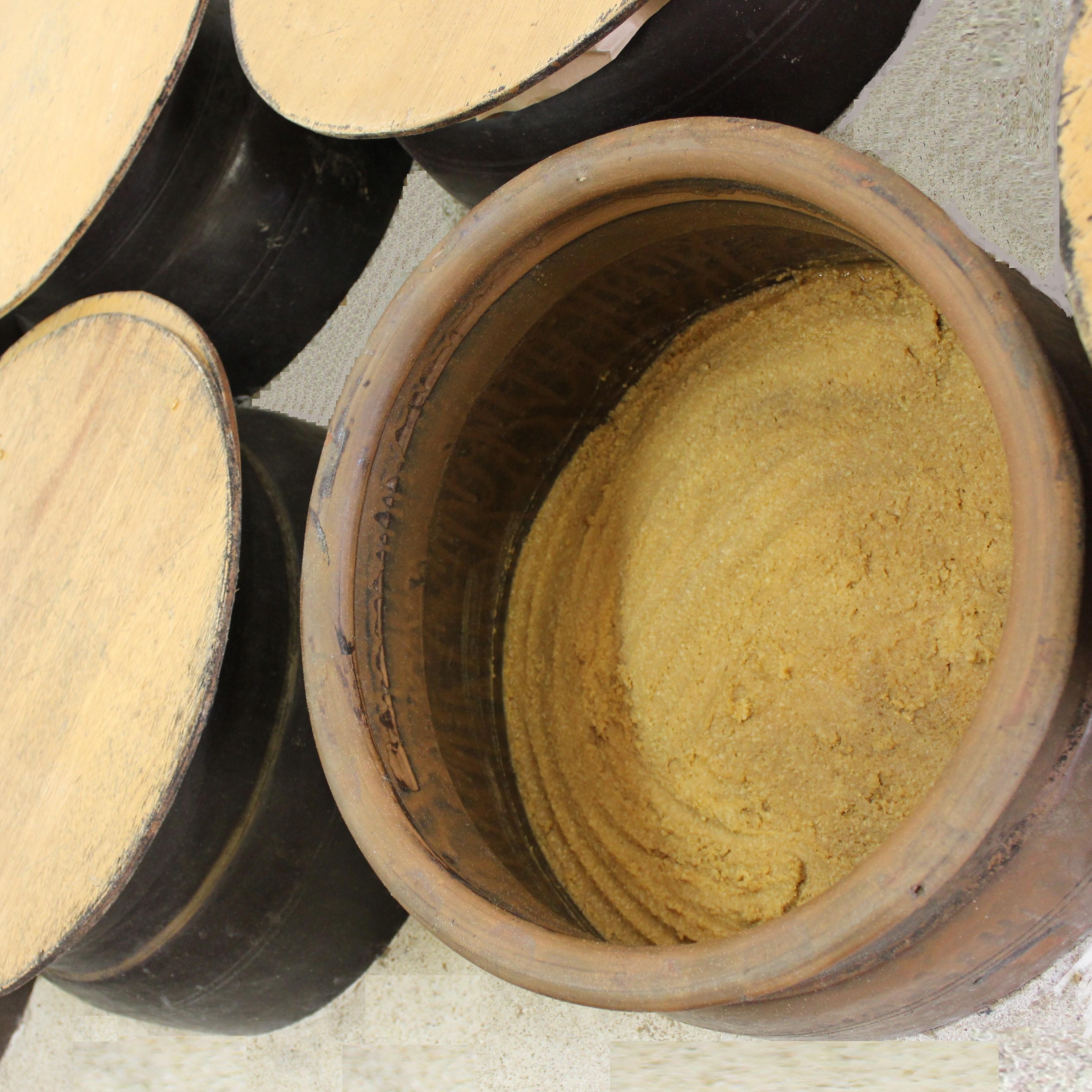 味噌蔵<br />店舗に隣接する味噌蔵では伝統の手作り味噌を低温で熟成しております。