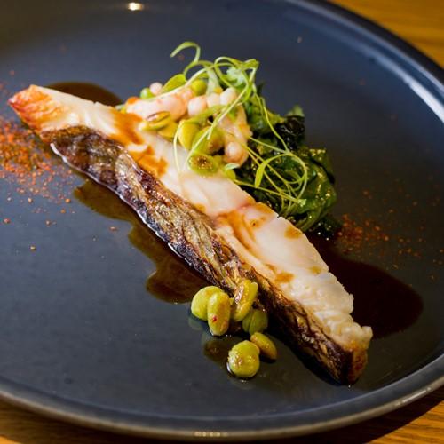ディナーは佐賀・長崎産の新鮮な魚介類を使った個性的な創作フレンチコース
