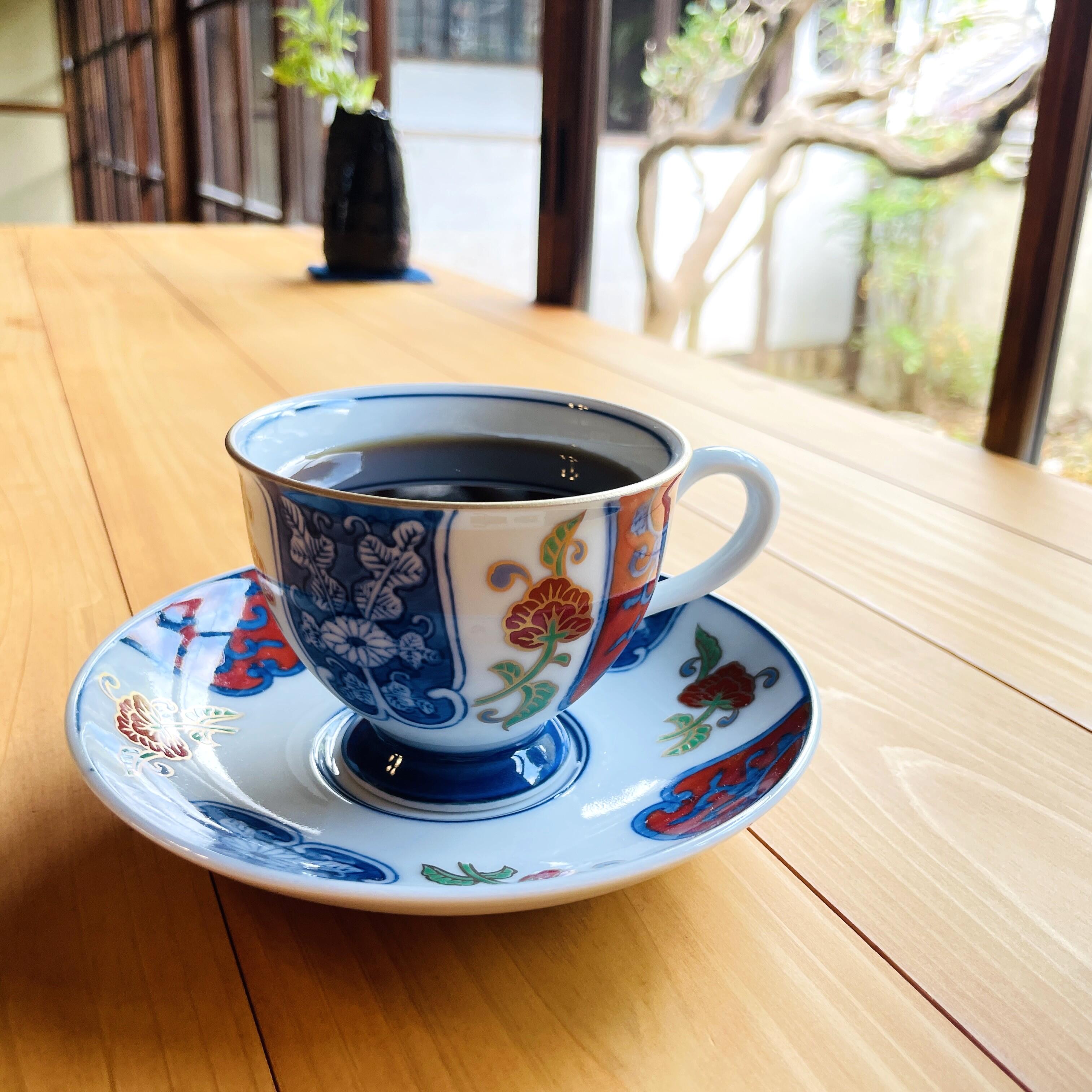 有田焼の器で、コーヒーを楽しむ。