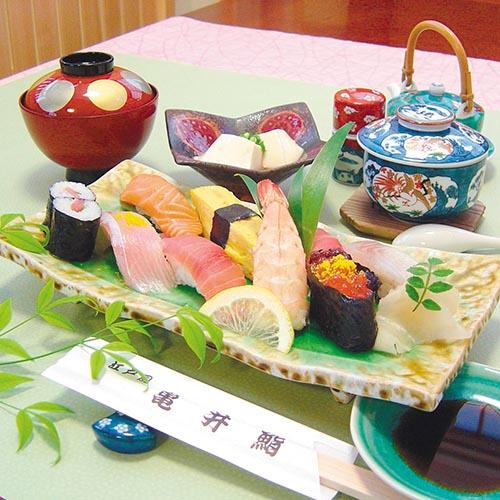 亀井鮨御膳　￥2,480<br/>新鮮なネタを使った贅沢なにぎり寿しに有田名物ごどうふや汁物、茶碗蒸しがついています。