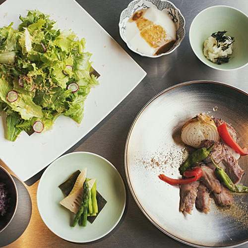 とれたて地場野菜のサラダに有田名物ごどうふ。メインは「ありたぶた」のローストをご用意しました。ごはんは有田の棚田米を使用しています。本日のデザートとドリンク付きです。