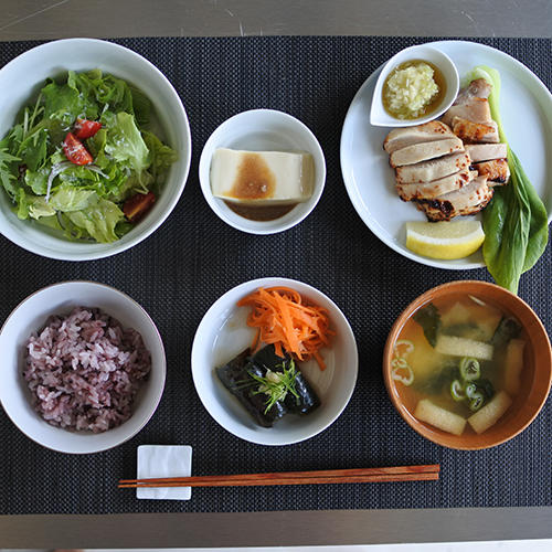 とれたて地場野菜のサラダに有田名物ごどうふ。メインは「ありたどり」のロースト・ネギソース添えをご用意しました。ごはんは有田の棚田米を使用しています。