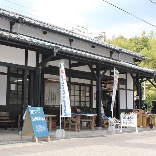 JR上有田駅舎内。<br />オープンテラスで、風を感じながら、のんびりおくつろぎ頂けます。<br />テラスは、ペット同伴可です。