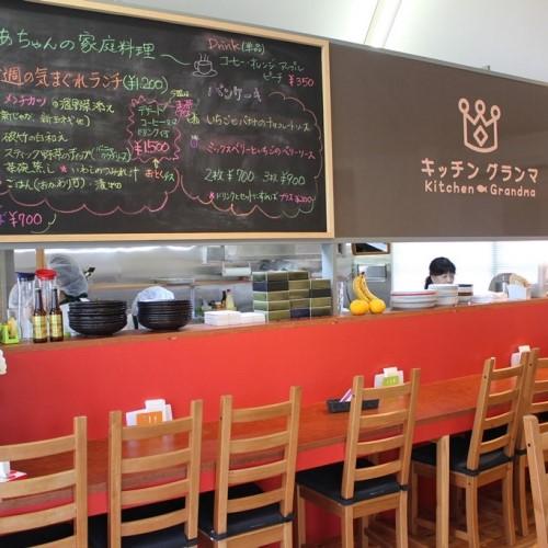 手書きの大きな黒板とロゴマークの入った看板が印象的。