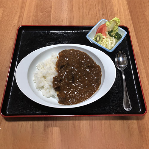 カレーライス<br>羽釜で炊いたお米と国産牛すじを天然出汁でトロトロに煮込んだカレーライスです。