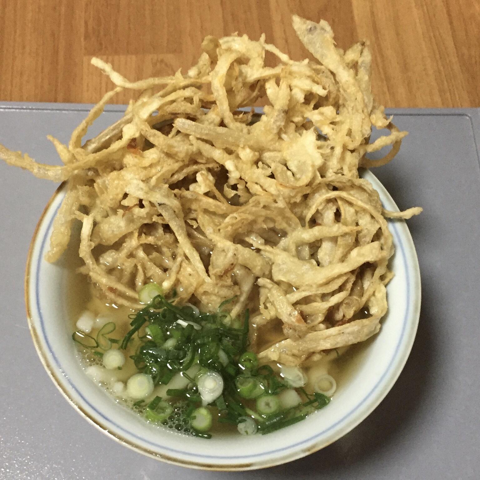 名物ごぼう天うどん<br> 季節により、全国各地産のごぼうを使い、かき揚げのごぼう天です。