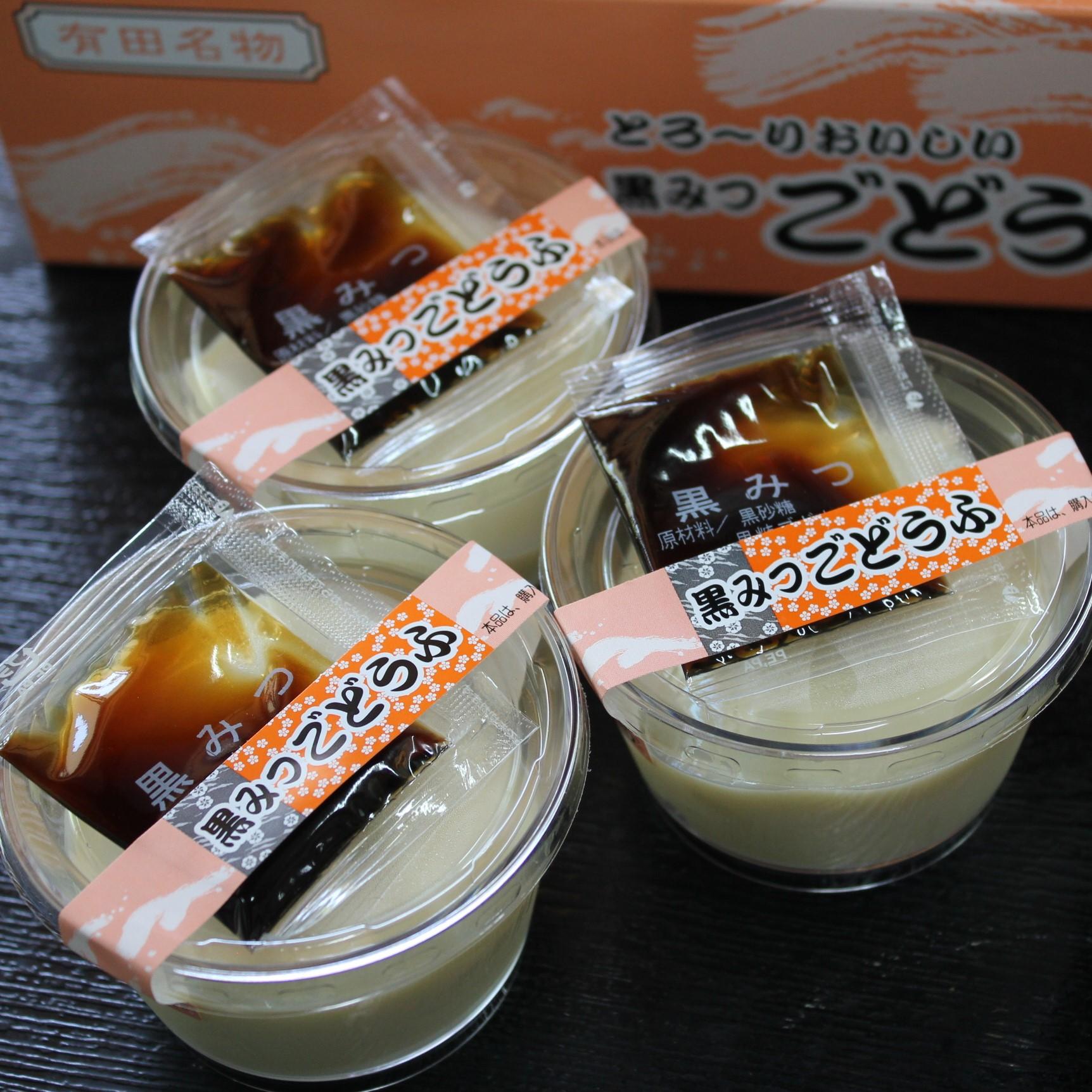 黒みつごどうふ（黒みつ付プリンカップ3個入り）<br />500円（税込）<br />黒みつをかけて、ヘルシーなスイーツとしてお楽しみいただけます。こちらの商品は店頭限定販売です。