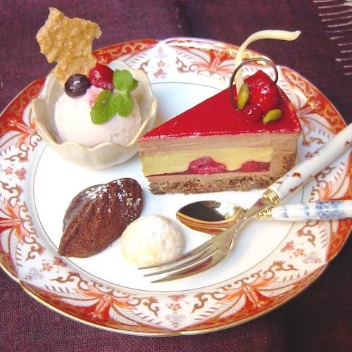『デザートプレート』<br />夢庵ケーキ・自家製いちごアイス・焼き菓子のセット。