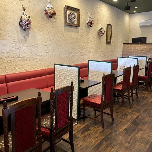 店内は落ち着いた雰囲気。暖かみのある空間でお食事をお楽しみいただけます。