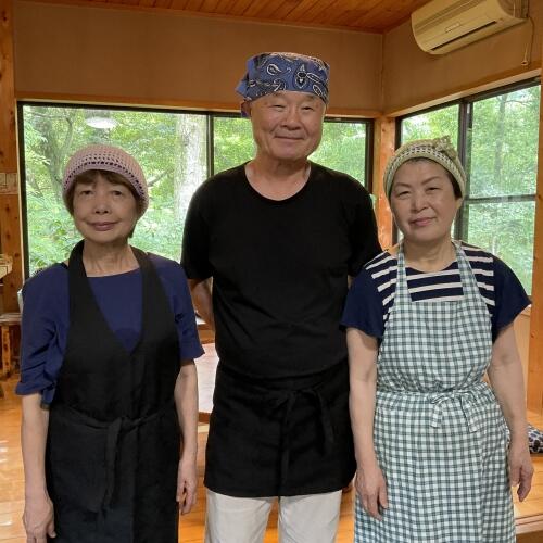 お母さんたちの作るやさしく美味しい料理をどうぞ召し上がれ。