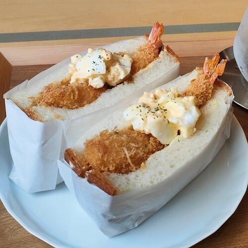エビたまごサンドは当店人気のたまごサンドにエビフライをオン！