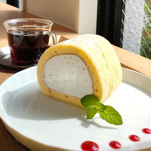 ふんわり、しっとりのロールケーキはクリームたっぷり。