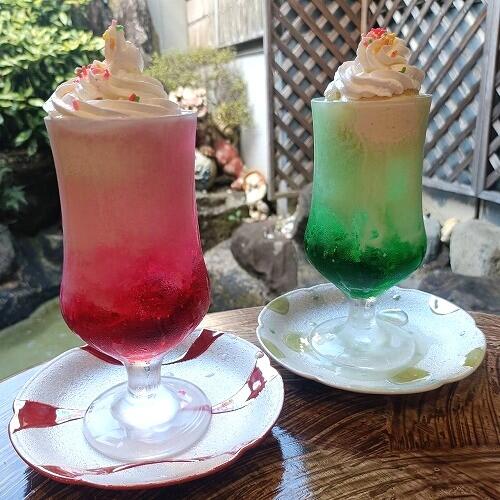 クリームソーダ<br>昔なつかしいクリームソーダ、メロン味、苺味があります。