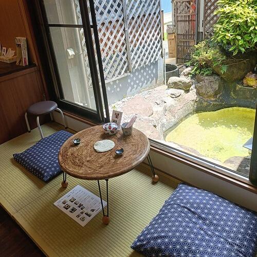 1畳半の畳を敷きました。池を眺めながらゆっくりおくつろぎください。