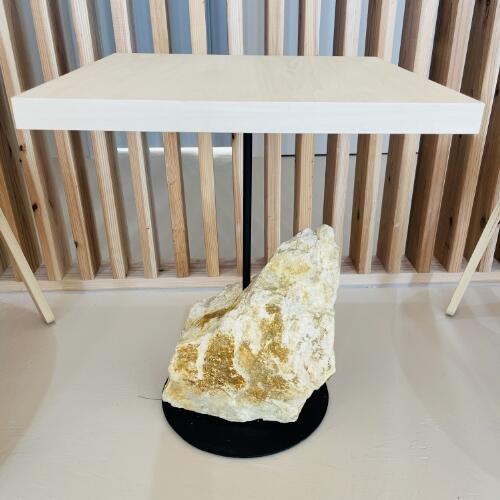 オリジナル泉山陶磁石テーブル<br>有田焼発祥の地である泉山磁石場で掘られた陶石を使ったテーブルです。