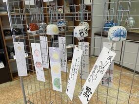 有田小学校の6年生が絵付けした有田焼ふうりんを有田館1階にて展示中です。