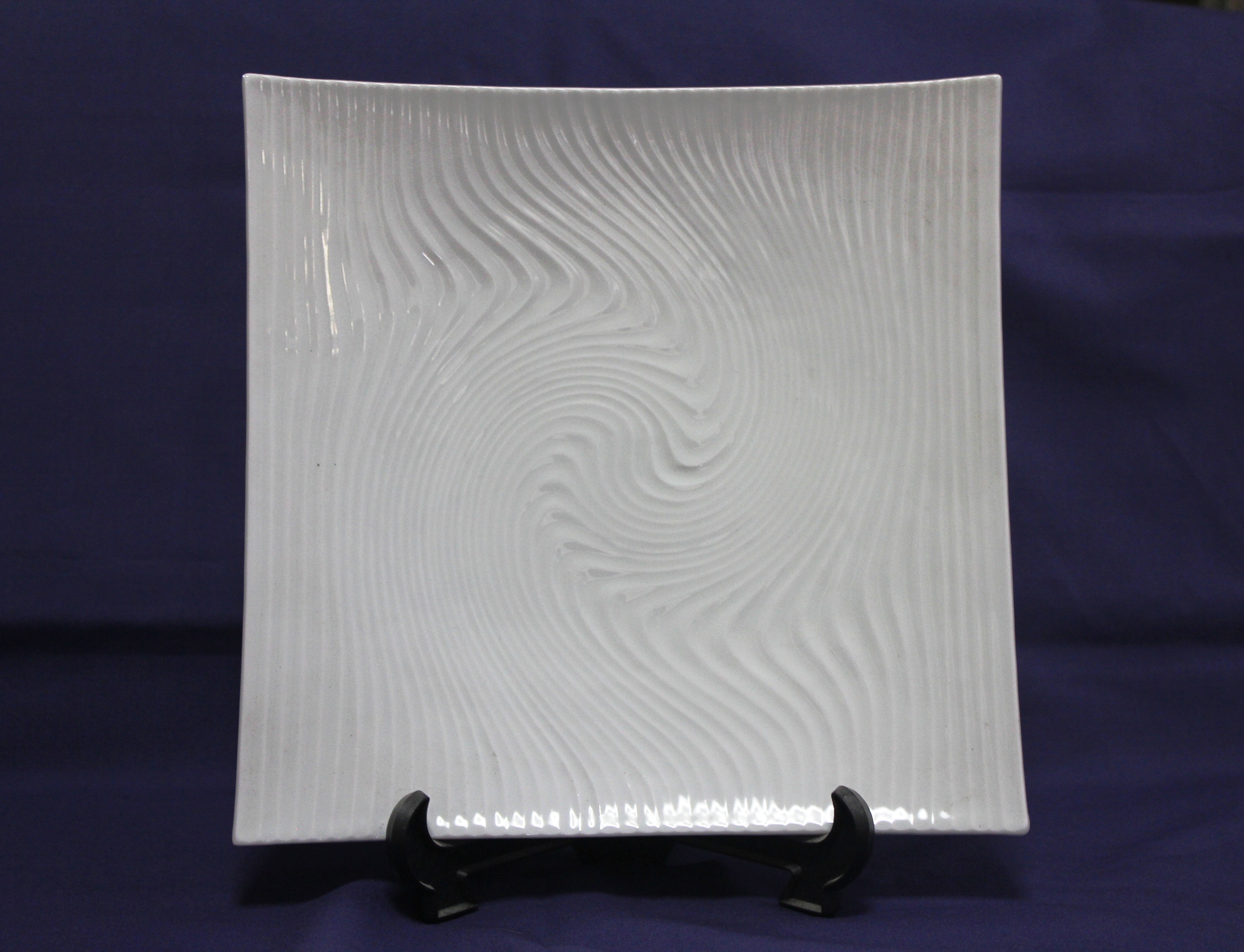 八寸正角皿 白磁波彫<br />サラダや刺身盛りなど様々な料理に使える角皿です。<br />皿の表面に彫で波を表し、シンプルな中に個性が表現されています。