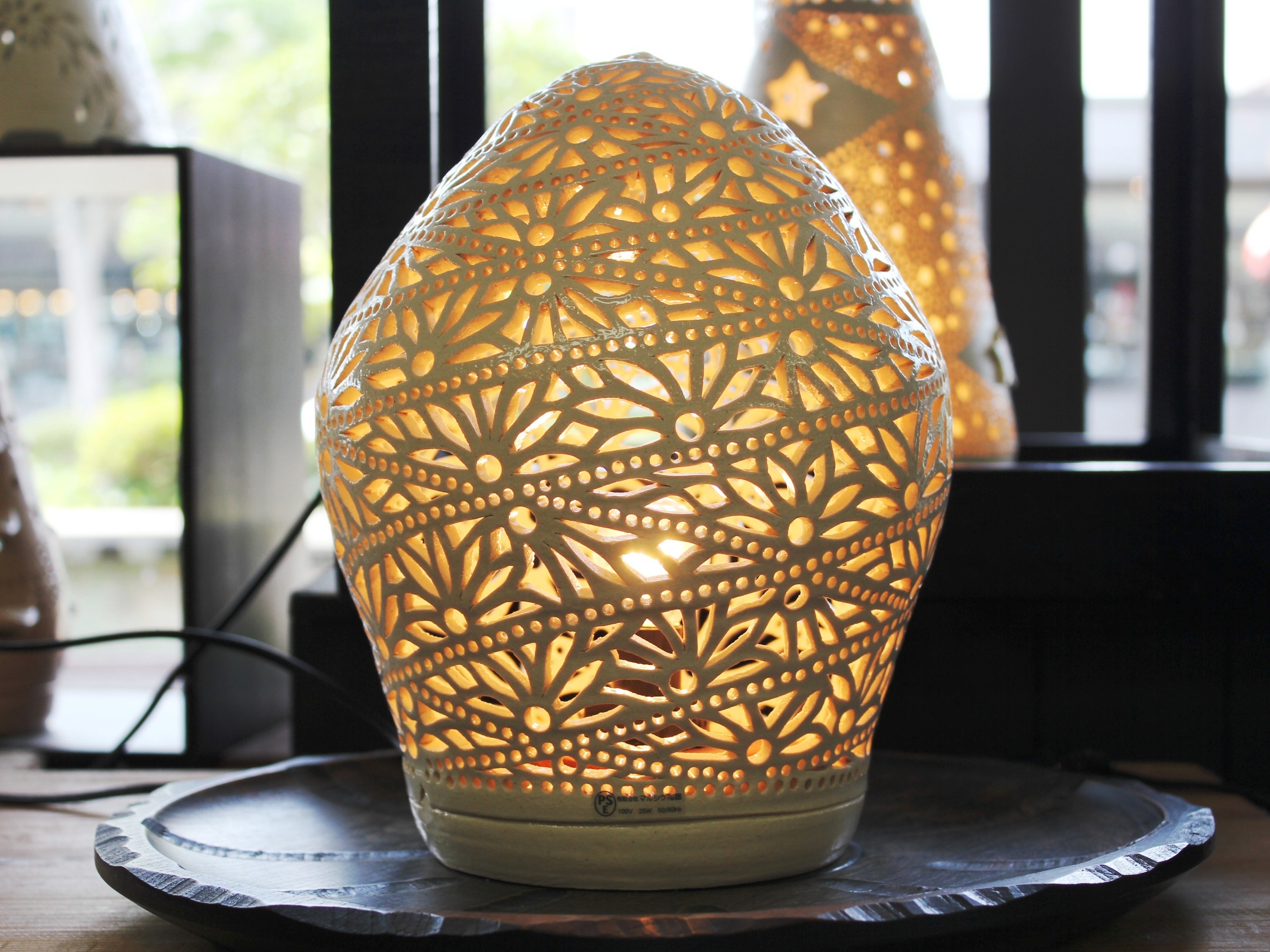 『縹乃舎』<br />1つ1つ手作業で作り出す陶磁器の透かし彫り。幻想的な光のインテリアをお楽しみ下さい。