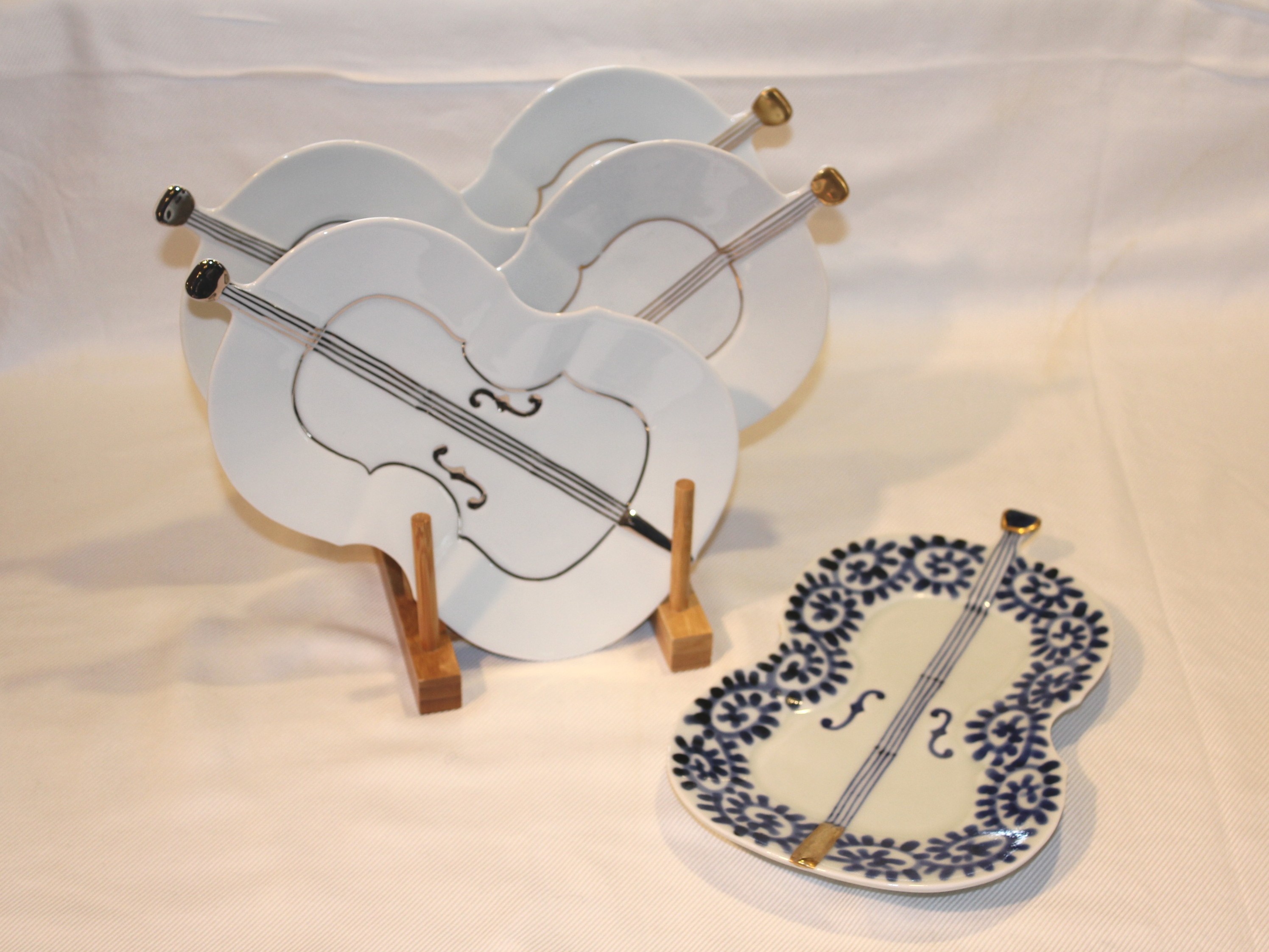 楽器の形をした珍しいお皿。