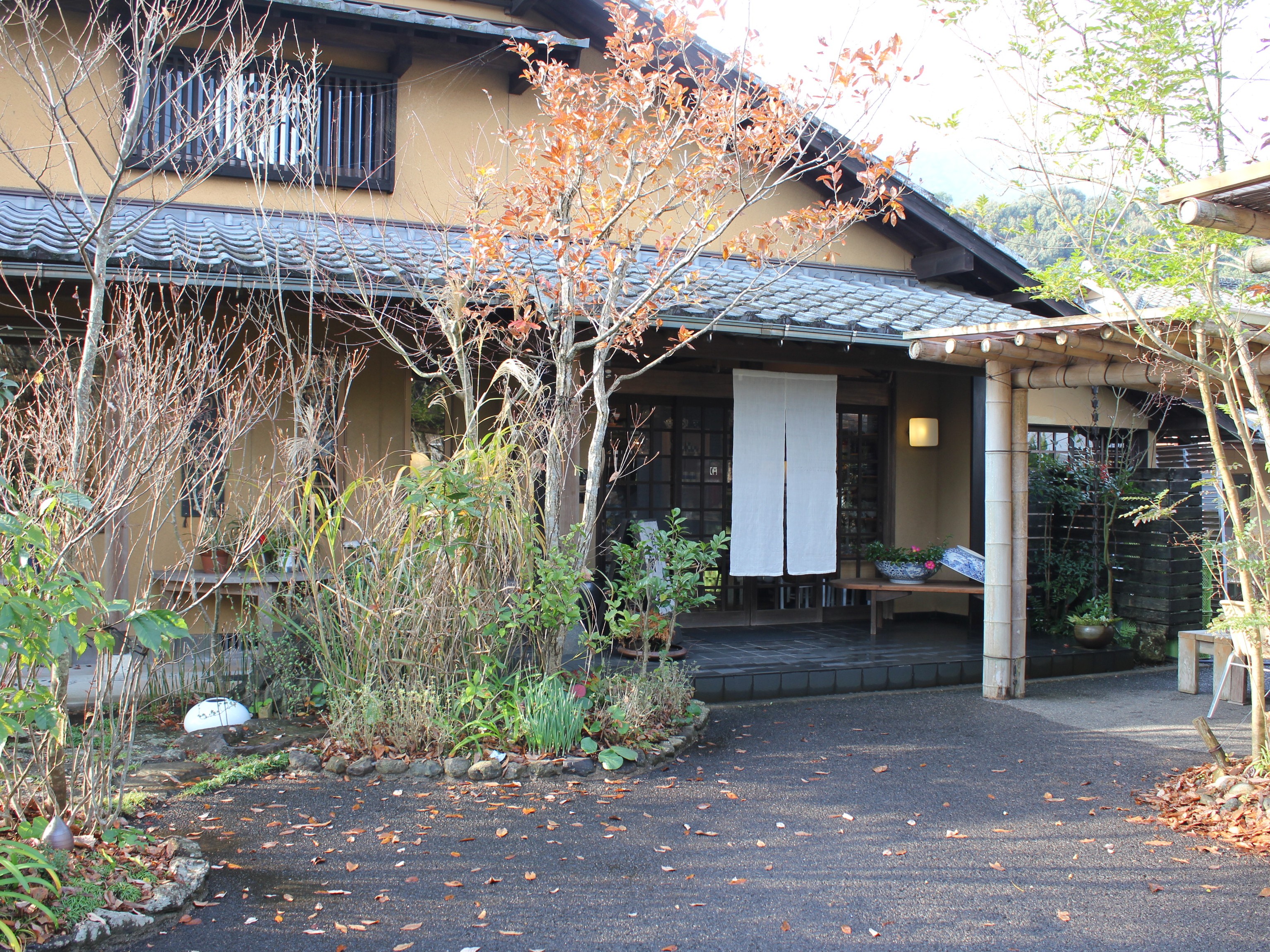 泉山の峠に立地しています。「馬乗場峠」交差点より細い坂を上ってお越しください。