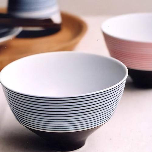 モダンブランド『ARITA PORCELAIN LAB』の定番商品、段付飯碗 (下錆千段青・下錆千段赤) です。和にも洋にも合うシンプルなデザインで、ご自宅用としてはもちろん、プレゼントにもおススメ。