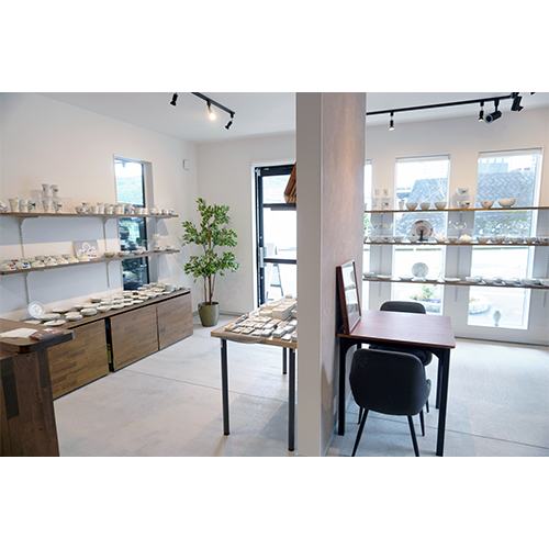 明るい店内で伊兵衛を体現する工芸品と暮らしに寄り添う日用食器を展示販売しております。