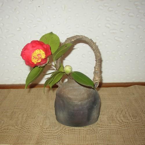 焼締扁壺<br />野の花が似合う器です