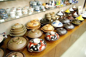 日常食器から美術品まで、有田焼にこだわった品揃え。