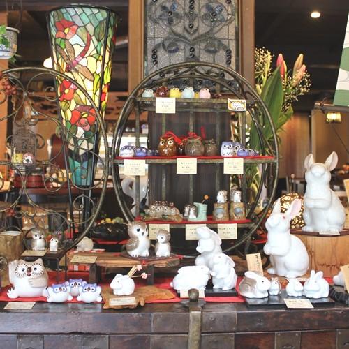 店内には約500種類のミクロスが。<br />さながら動物園のよう。