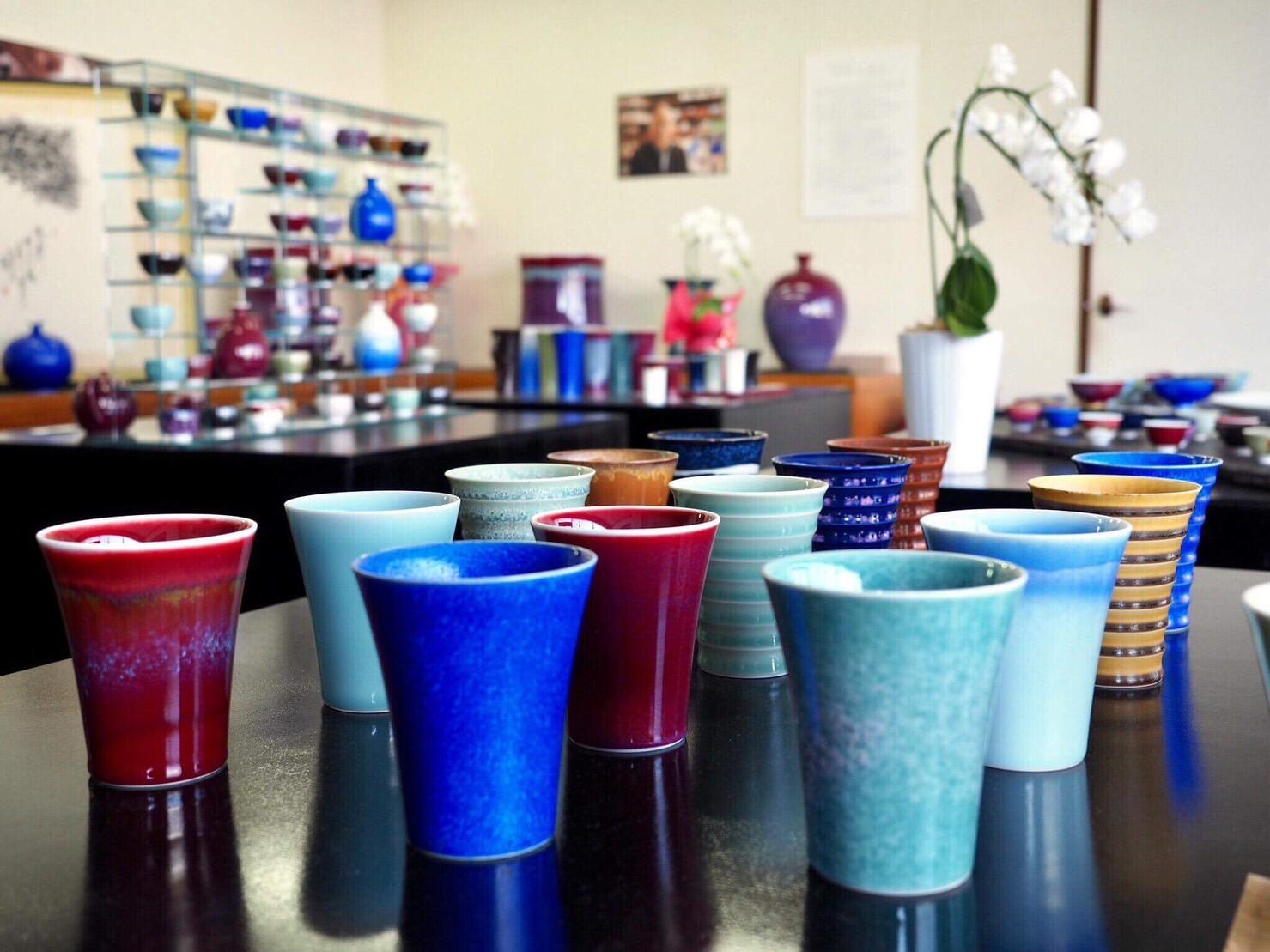 ギャラリー内は色とりどりの器やカップなど多数取り揃えてあります。