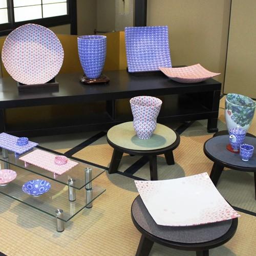 畳の展示スペースには、大皿や花器など大作を展示しています。