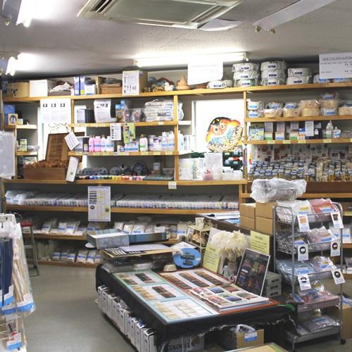 商品が所狭しと並ぶ店内。