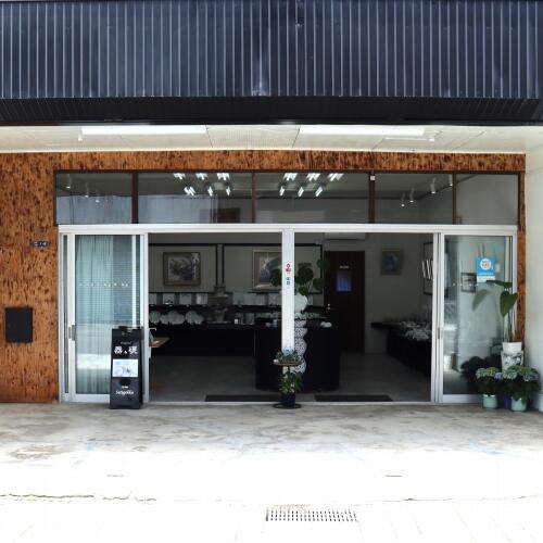 1882年(明治15年)創業の有田焼赤絵窯元直営店、手描きオリジナル作品500点以上を展示し、お待ちいたしております。