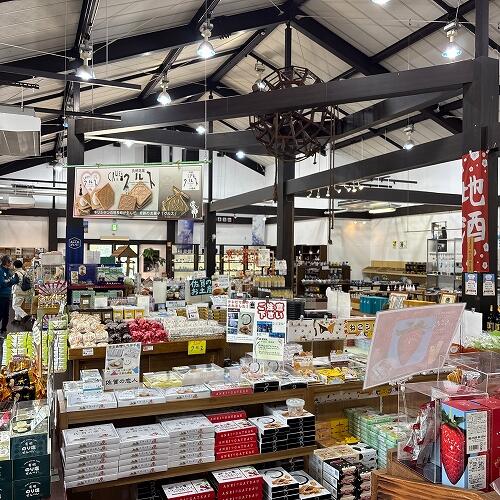 小城羊羹やさが錦などのお菓子だけでなく、店内には嬉野茶や玄海漬けなど数多くのお土産を取り揃えています。