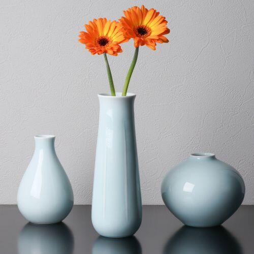 やさしい色合いのお花入れ。ろくろ成形ならではの温もりや優しさが感じられます。季節のお花を挿してお楽しみください。